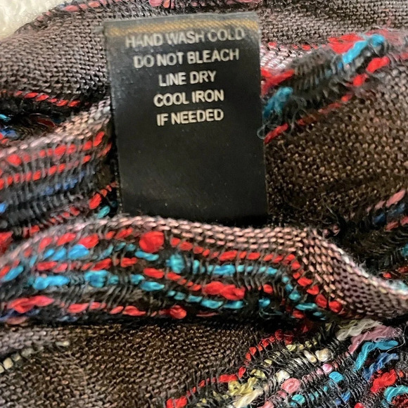 Maurice’s Infinitely scarf w/fringes measure 68’ long & is 💯% nylon multi color - Picture 7 of 7